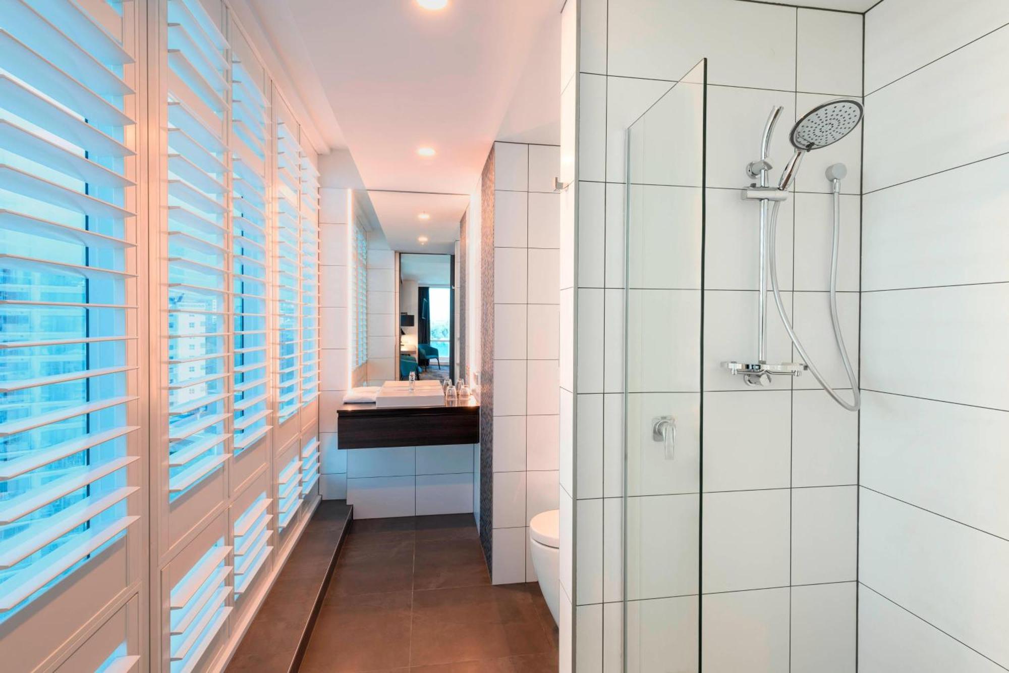 Quarto de Canto com Cama King-size e Vista da Cidade